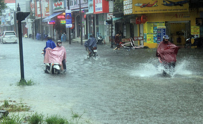 bao so 4 gay mua lon nhieu tuyen duong o hue ngap trong bien nuoc