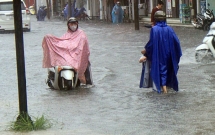 bao so 4 gay mua lon nhieu tuyen duong o hue ngap trong bien nuoc