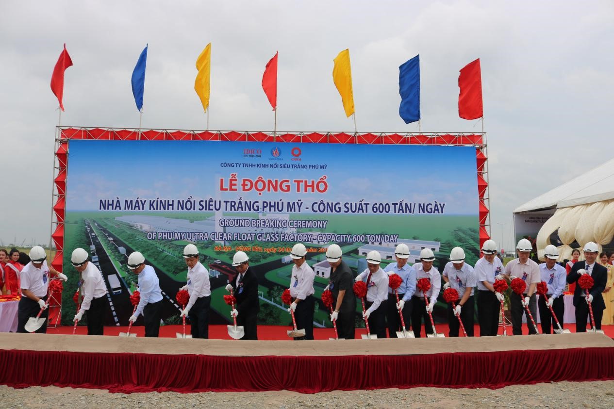 lan dau tien viet nam co nha may kinh noi sieu trang