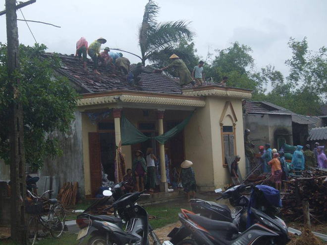 ha tinh loc xoay cuon bay 65 mai nha 2 nguoi dan bi thuong do ngoi roi trung