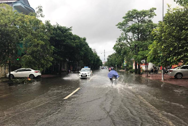 ha tinh loc xoay cuon bay 65 mai nha 2 nguoi dan bi thuong do ngoi roi trung