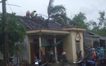 ha tinh loc xoay cuon bay 65 mai nha 2 nguoi dan bi thuong do ngoi roi trung