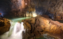 quang binh bao so 4 do bo 8 du khach van con dang o trong hang tu lan