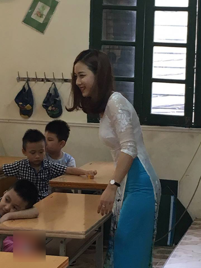 tu mot buc anh chup len lo dien co giao tieu hoc xinh xan dang lam cong dong mang chao dao