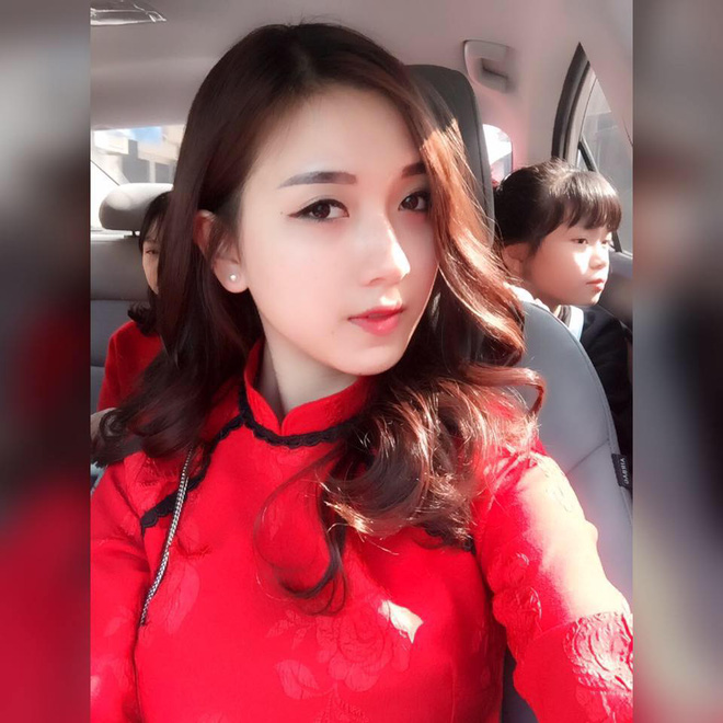 tu mot buc anh chup len lo dien co giao tieu hoc xinh xan dang lam cong dong mang chao dao