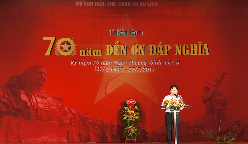 ton vinh va tri an cac anh hung liet si va nguoi co cong qua 70 nam den on dap nghia