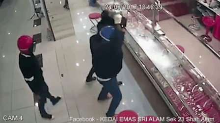 nen bua nhu bo cui 4 ten cuop co vu trang van khong pha noi tu kinh cuong luc trong tiem vang