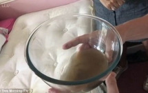 4 tuan moi thay ga trai giuong nguoi phu nu phai thet len khi nhin thay nhung thu roi ra tu chan nem cua minh