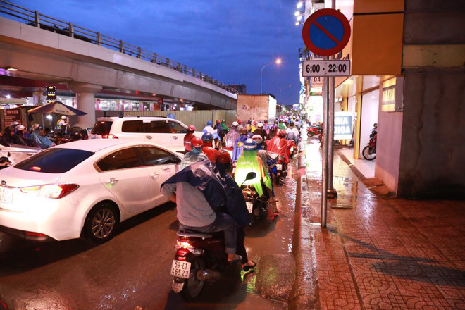 hy huu 2 nu du khach nuoc ngoai bi trom mat xe may sau tai nan giao thong o sai gon