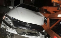 xe container dam truc dien vao o to uber tai xe va doi nam nu hoang loan keu cuu giua sai gon