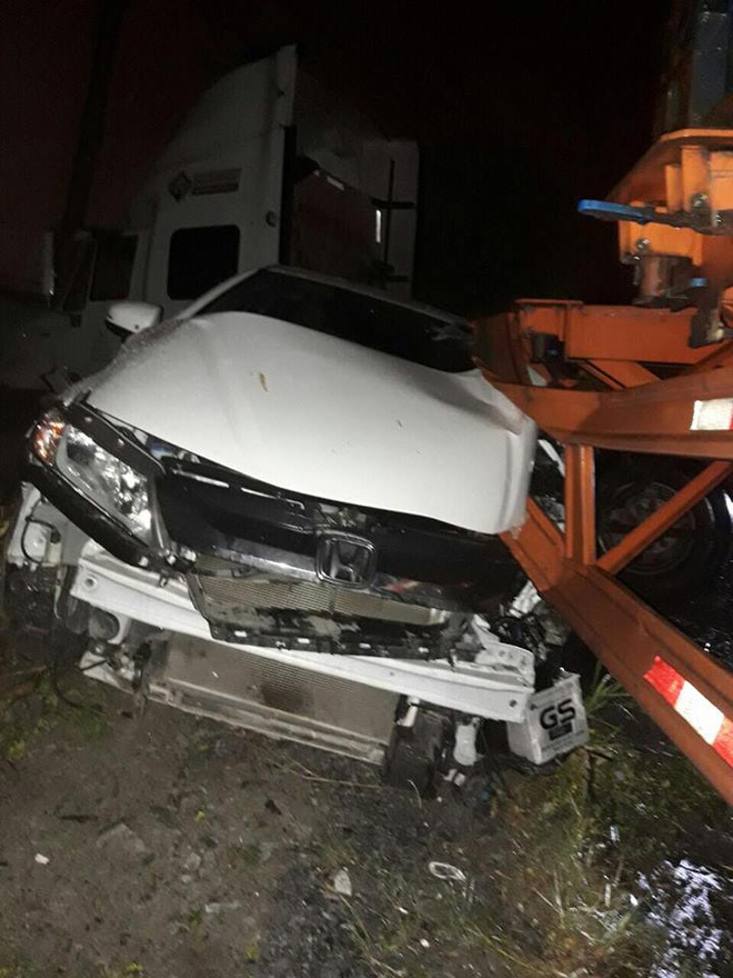 xe container dam truc dien vao o to uber tai xe va doi nam nu hoang loan keu cuu giua sai gon