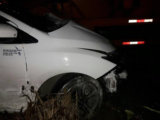 xe container dam truc dien vao o to uber tai xe va doi nam nu hoang loan keu cuu giua sai gon