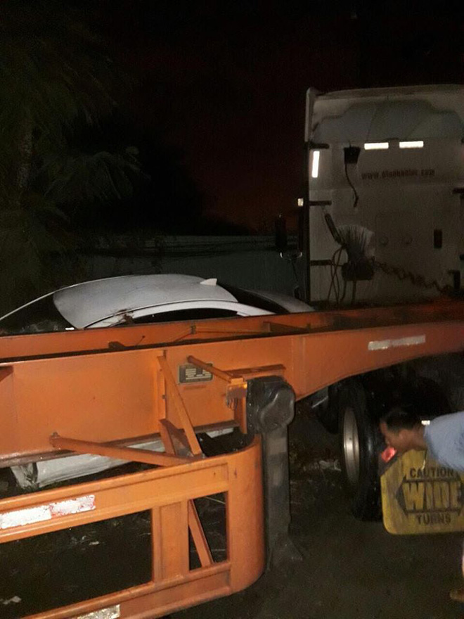 xe container dam truc dien vao o to uber tai xe va doi nam nu hoang loan keu cuu giua sai gon