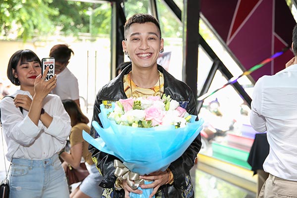 kelvin khanh om chat dong nghiep nam truoc mat khoi my