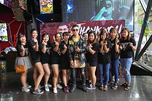 kelvin khanh om chat dong nghiep nam truoc mat khoi my