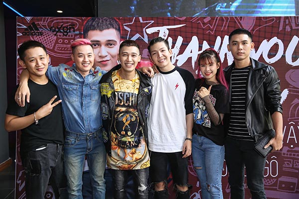 kelvin khanh om chat dong nghiep nam truoc mat khoi my