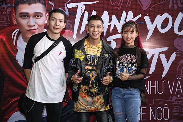 kelvin khanh om chat dong nghiep nam truoc mat khoi my