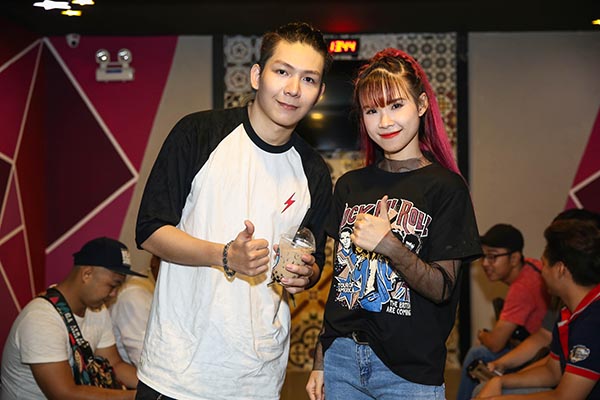 kelvin khanh om chat dong nghiep nam truoc mat khoi my