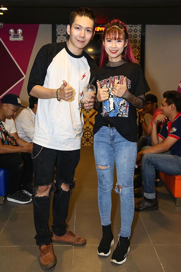 kelvin khanh om chat dong nghiep nam truoc mat khoi my