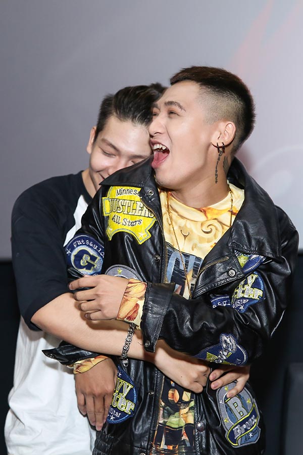 kelvin khanh om chat dong nghiep nam truoc mat khoi my