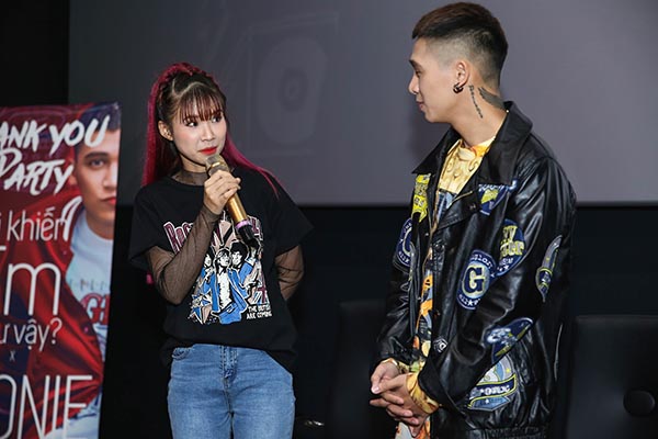 kelvin khanh om chat dong nghiep nam truoc mat khoi my