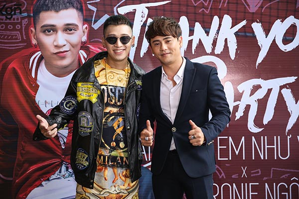 kelvin khanh om chat dong nghiep nam truoc mat khoi my