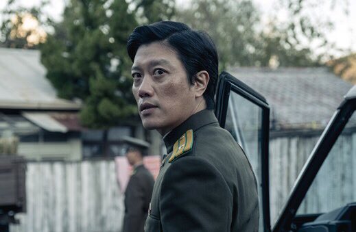 lee jong suk noi bat hon ca dan anh jang dong gun tren poster phim moi