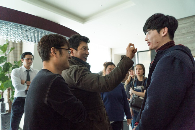 lee jong suk noi bat hon ca dan anh jang dong gun tren poster phim moi