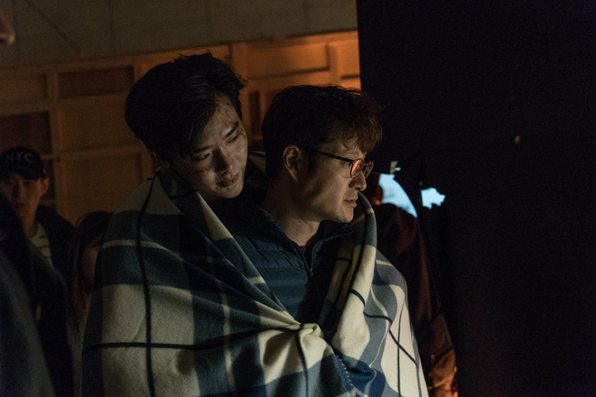 lee jong suk noi bat hon ca dan anh jang dong gun tren poster phim moi