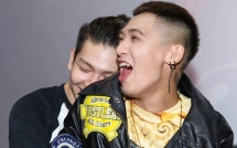 kelvin khanh om chat dong nghiep nam truoc mat khoi my