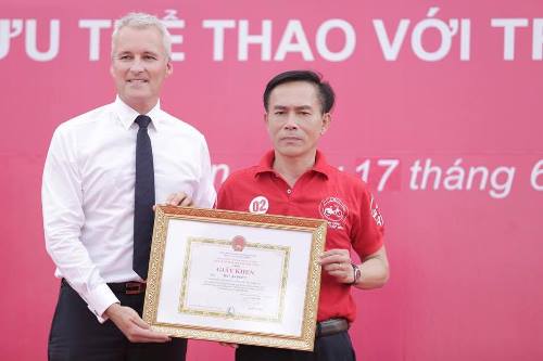 doanh nhan gia u lo ng nhan ai mai xung danh nguo i li nh cu ho