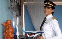 co gai an do tro thanh co truong tre nhat the gioi dieu khien may bay boeing 777