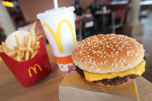 tien tieu khong het nhung cac ty phu nay lai la khach quen cua cua hang mcdonalds tham chi co nguoi con di an bang phieu giam gia