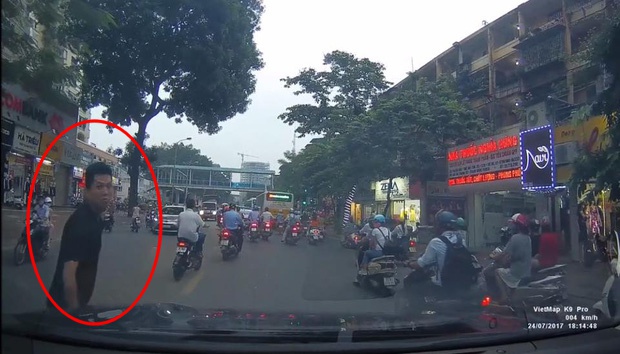 bat khan cap doi tuong dan canh va quet giao thong de xin deu tai xe tren pho ha noi