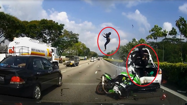 mo to phan khoi lon dam vao duoi o to dang dung tren cao toc 2 nguoi bi hat vang len cao