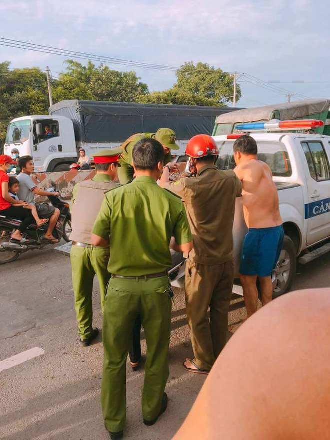 hai doi tuong trom cho bi nguoi dan danh bat tinh dot chay xe may