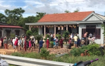 nghi dot nhap vao nha bat coc tre em mot nguoi phu nu bi dan lang vay bat