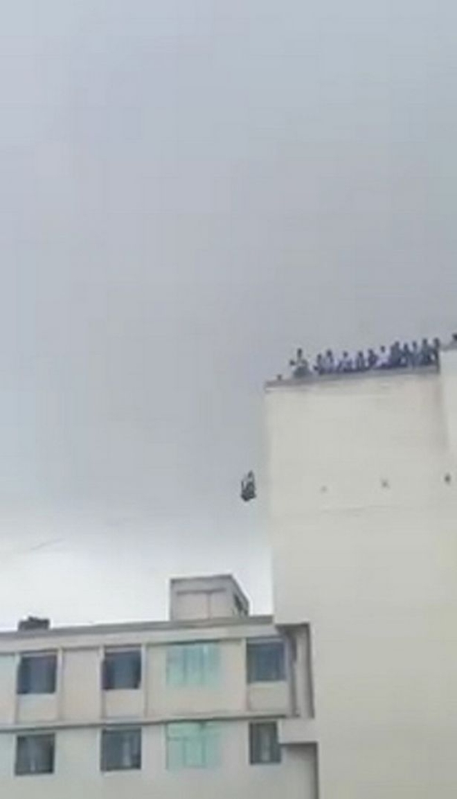 dang day du day huan luyen vien bang hoang chung kien con gai roi tu tang 6 xuong dat tu vong