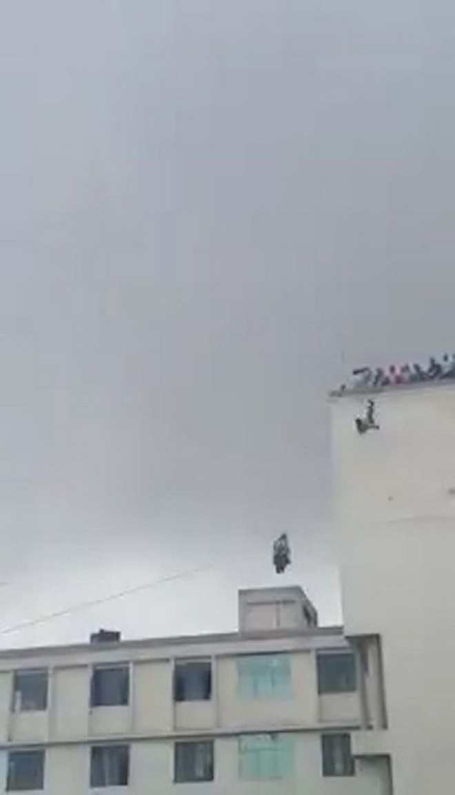 dang day du day huan luyen vien bang hoang chung kien con gai roi tu tang 6 xuong dat tu vong