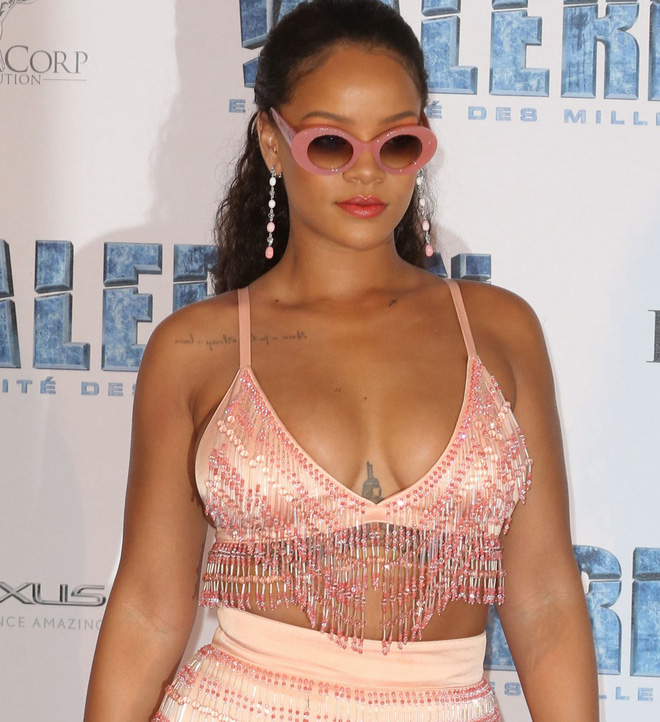 rihanna di dau cung pho ra hai qua bom no cham thoi trang ngay cang kho hieu qua da