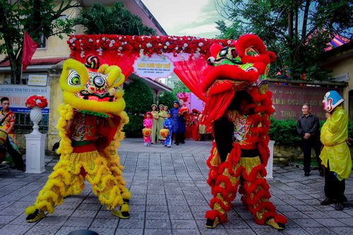 doc dao dam cuoi tap the lan dau tien duoc dua dau bang xich lo tren dat co do