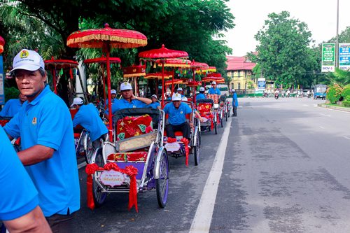 doc dao dam cuoi tap the lan dau tien duoc dua dau bang xich lo tren dat co do