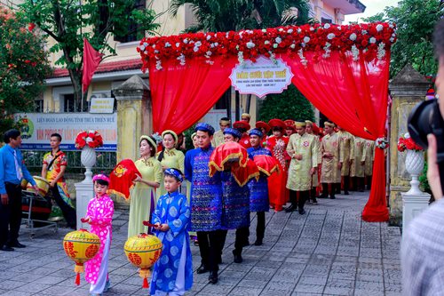 doc dao dam cuoi tap the lan dau tien duoc dua dau bang xich lo tren dat co do
