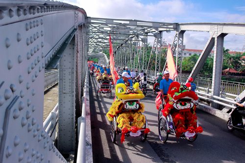 doc dao dam cuoi tap the lan dau tien duoc dua dau bang xich lo tren dat co do