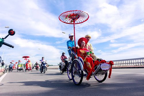 doc dao dam cuoi tap the lan dau tien duoc dua dau bang xich lo tren dat co do