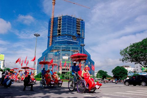doc dao dam cuoi tap the lan dau tien duoc dua dau bang xich lo tren dat co do