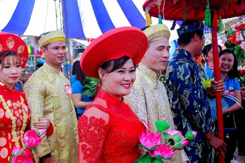 doc dao dam cuoi tap the lan dau tien duoc dua dau bang xich lo tren dat co do