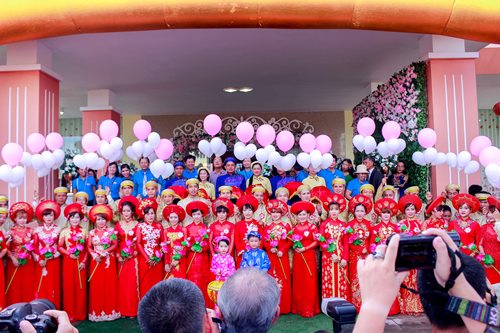 doc dao dam cuoi tap the lan dau tien duoc dua dau bang xich lo tren dat co do