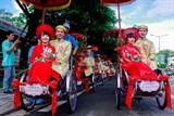 doc dao dam cuoi tap the lan dau tien duoc dua dau bang xich lo tren dat co do