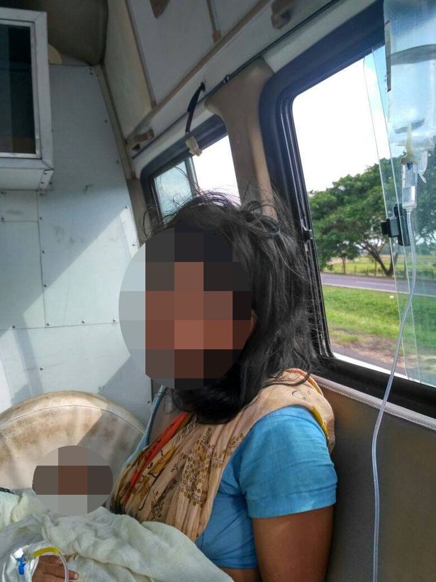 be gai 3 tuoi thiet mang vi me nhan tam lay kim choc len than the con lam bup be ta thuat